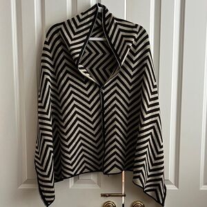 NWT Cruise Club Chevron Patterned Black and Gold Cardishawl